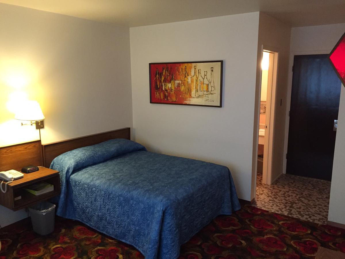Royal Hotel Flin Flon Ngoại thất bức ảnh
